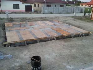 beton treba v lete udrziavat vlhky som cital na nete a aj tata mi povedali tak som tak robil nech je dobre