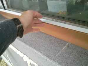 sem som dau penu plno peni šaďe a zalepeu to s ňu ale ako nelepťe to s penu potom neskór som pochopeu ze lepšé bi to bolo z volakim lepillom akrilatovim alebo poliuretanovim alebo takim volacim presne nevim