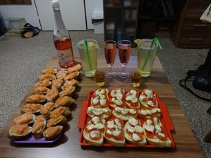 Silvestr 2013 - šampus, čaj Mojito (Manufaktura), medovina, lososové chuťovky a rajčatové chlebíčky