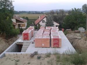 Keď sme to ukladali som si myslel, že to ani nevojde všetko. Majstrom sme nenechali ani priestor na zmeranie krížnych mier, ale nakoniec si poradili. Zostane tam max trištvrte palety tehly, keď murári skončia.