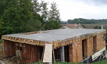 7.10.2015 - Konečne zaliata deka. Od 2.10 sme sa nemohli nejak s betonárnou zosúladiť. Raz nemohli oni, potom pršalo, potom zasa nestíhali... Hrúza. Do deky šlo 21m3 betónu