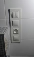 26.7.2016 - Malá ochutnávka ako budú vyzerať vypínače, zásuvky. Majster dokončil kúpelne a ešte večer som ich musel nainštalovať :D Schneider Unica Quadro, slonovinová farba. Doteraz čo som išntaloval zásuvky,tak toto mi prišla najjednoduchšia montáž