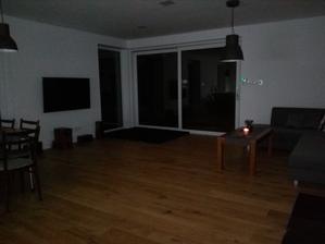 Pohľad na obývačku. TV už je zavesený (Predčastný vianočný darček). V rohu je synova žinenka na ktorej sa rád váľa. Už len kúpiť nejakú skrinku pod TV
