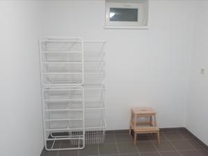 8.11.2017 - IKEA Regále, pre triedenie prádla pred praním. Potešenie pre ženu ;-) Ešte sme dokúpili rovno schodíky keďže žena nepatrí k najvyšším.