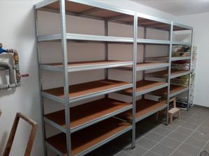 10.11.2017 - Hotovo. Prichytené ku stene, plus zošrobované medzi sebou a ešte keď sa dali dosky na police, ani sa nepohnú. rozmery 120x60x210cm 175kg/polica. Dosky som ešte nalakoval, boli v surovom stave.