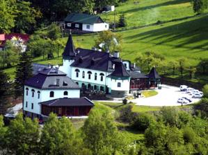 to je hotel, kde se uskuteční obřad i hostina