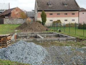 9.11.2010 Ztracené bednění vybetonované...zítra snad zbytek a pak betonování první vrstvy základ. desky...už aby to bylo!!!