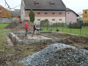 10.11.2010 kanalizační prostupy ;elektro aj.+podsyp pod desku