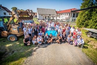 Bagr, upravená Felička a služební auto, srdcovka ženicha - to prostě nemohlo chybět :-D