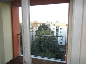 balkon a vyhled do zelene