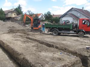 17.8.14 Kopeme a hneď aj odvážame zem