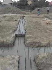 19.8.14 zaklady zaliate 17m3 betonu, trvalo im to 45min.