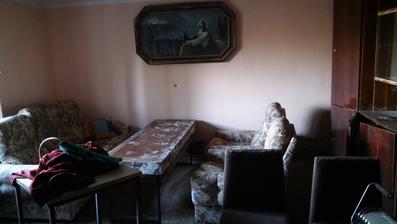 Tato miestnost nebola otvorena viac ako 12 rokov. Vsade zatuhlina, plesen na stole.
