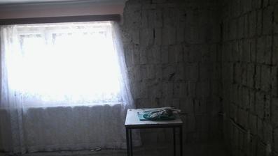 Priecka medzi kuchynou a obyvackou pojde dole a okna az po zem..dufam ze sa to pekne presvetli a opticky zvacsi. Miestnost by potom mala mat 9x4,1 m