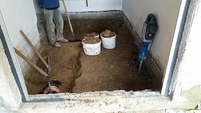 zadverie - vstupna "hala". Aj tu musi stary beton a hlina prec.
