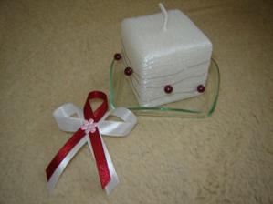 a taketo nieco sa pokusim, toto bola len skuska..uz mam nakupene 15 ks tychto sviecok aj s podnosmi, este naspodok potrebujem nejake bordove kamienky.. a pierka sa mi snad podaria vsetky rovnake, ako je toto..len s bielym kvietkom uprostred, ale iny
