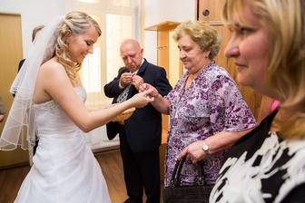 předáváme ručně dělané vývazky babi, dědovi a tetě