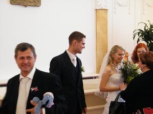 strejda Tomáš s nepostradatelným Ijáčkem od Elišky :)...fotečka od JK a JK :)