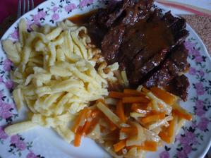 hovězí líčka na víně ,špecle a zelenina