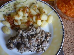 noky s cibulkou ,smaženice a mrkvový salát