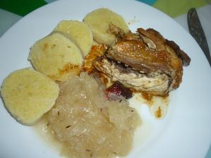 pečené kuře , kedlubnové zeí a bramb. knedlík