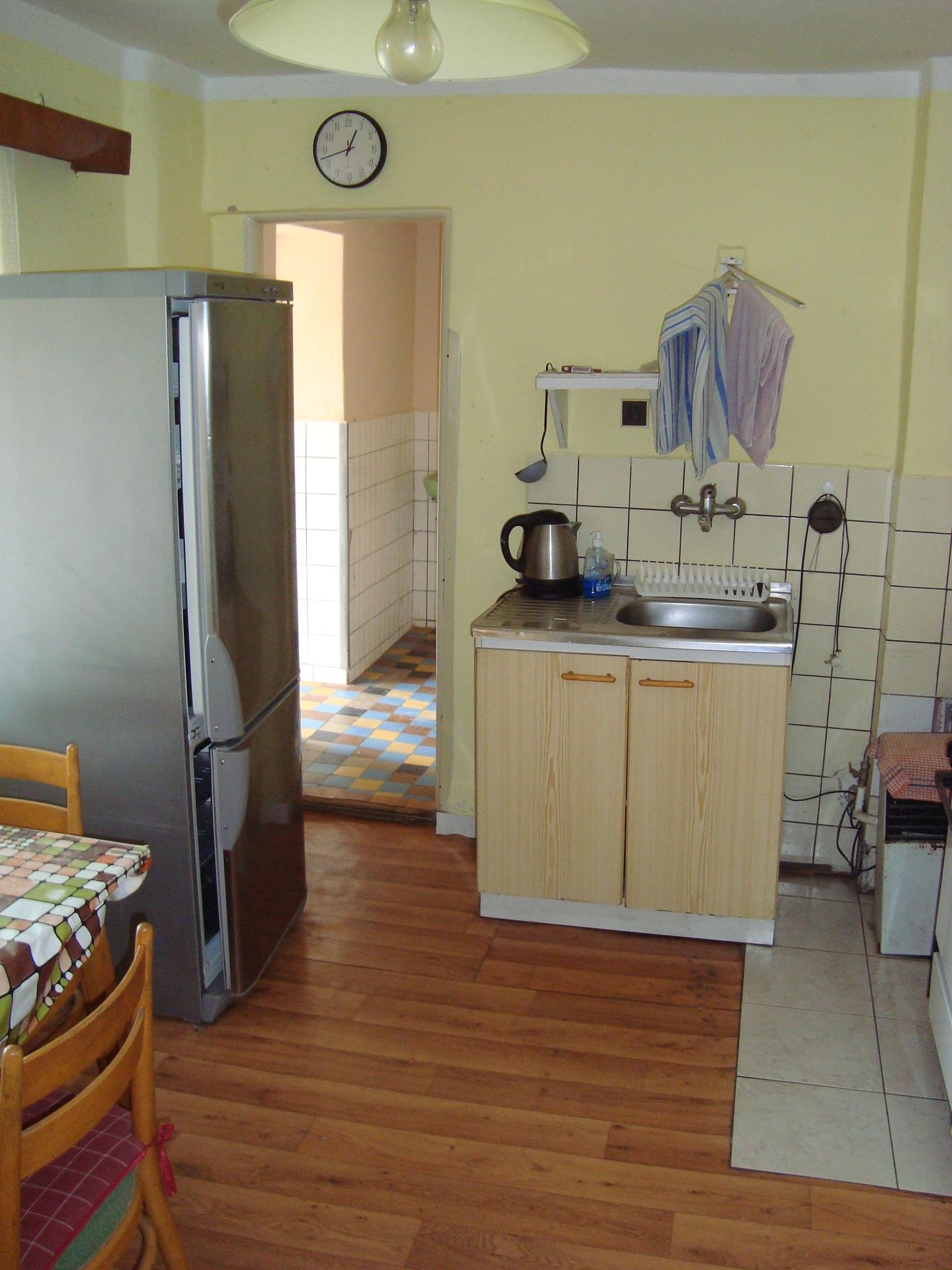 kuchyňka na Vřesůvce - ta lednička se nedala normálně obejít 