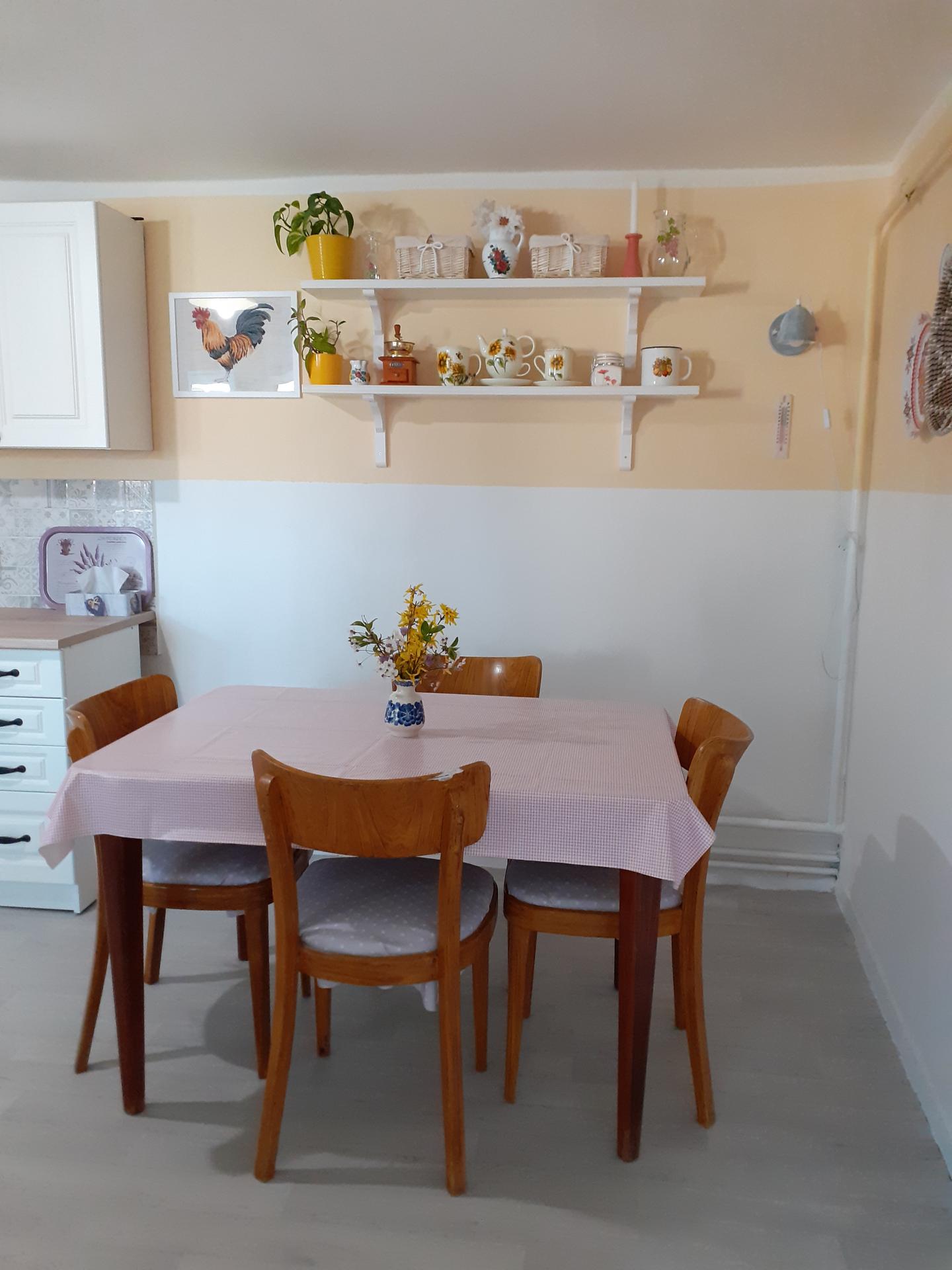 kuchyňka na Vřesůvce - asi natřu židle a stůl?