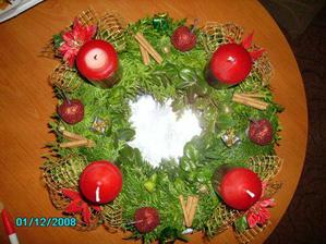 další vlastnoručně dělaný adventní věnec na přání mé drahé ségrušky