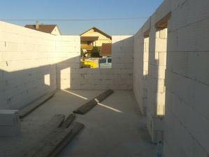 30.04. 2012 - malá detská a kúpelňa a wc ešte nepredelené priečkami