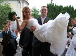 Chudáček,nesl mě přes práh,do schodů a ještě jako bonus po chodbě...Ale ustál to...