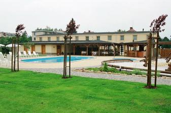 Venkovní prostory na svatební oslavu, doufejme, že vyjde počasí..
