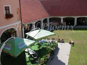 hostina bude pod strechou a v lete, tak uz len dufat, ze nebude nejaka vichrica :-)