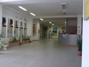 Takto vyzera vstupna hala na Gymnaziu Jana Holleho v Trnave, zboznovala som tu budovu :DDD