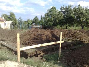 základy vykopané 26.6.2012