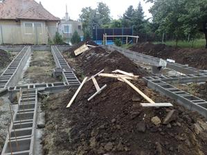 vsetko pripravene na zalievanie tvarnic... 9.7.2012