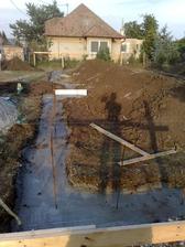 29.6.2012 zabetonovane zakladove pasy... i ked trosku betonu chybalo....