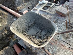 tam bol moj prvy beton vlastnorucne nahadzany do miesacky :)