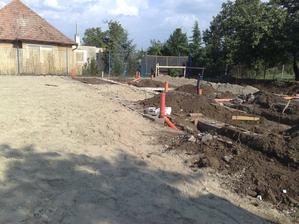 odpady zabetonovane, 30.7.2012 zahadzane jamy, dosypany strk a uzabovane...