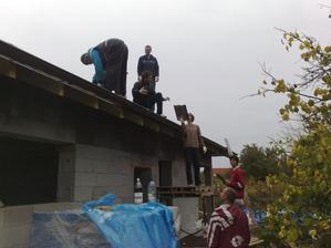 26.10.2012 stihli sikovni chlapci polozit skridlu na 3 stity strechy... a bolo veruze veselo :))))