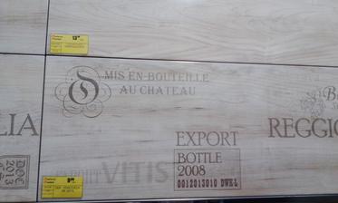 Dlažba biela s hnedastou štruktúrou hore na obrázku a k tomu pár dolných s potlačou, Merkury Market, rovnakú potlač budem robiť decoupage technikou na komodu