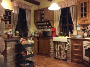 ak bude tehlickova podlaha, tak skrinka pod umyvadlo pojde takto k tomu zladena s ramom oblozenym tehlickami