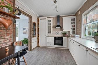 tehlicky biela kuchyna malovka, drevena podlaha a obkladacky, vsetko spolu pekne zladene