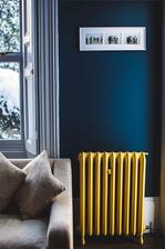 na stenu pojde zavesit stary retro radiator kontrastne namalovany