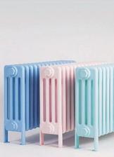 stary retro liatinovy radiator pojde natriet na pastelovu farbu kontrastnu k stene