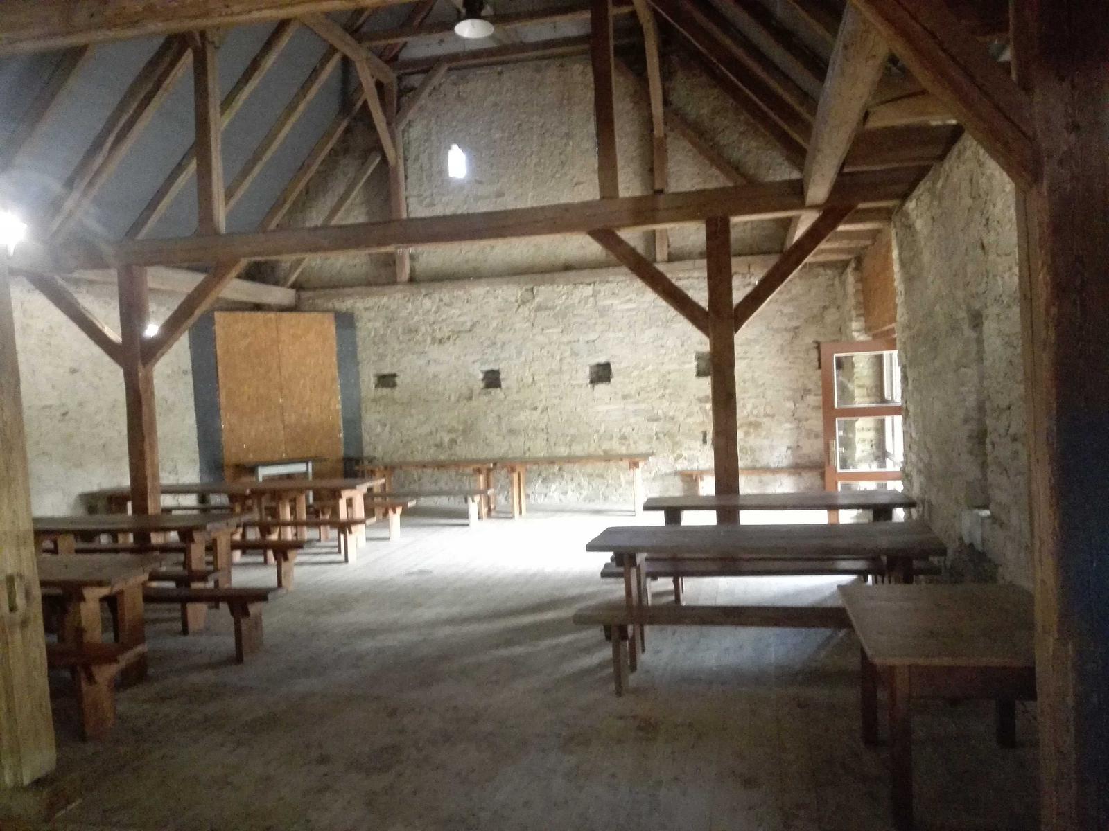 Svatba ve Škvorci - Škvorecký dvůr - stodola uvnitř (prázdná)