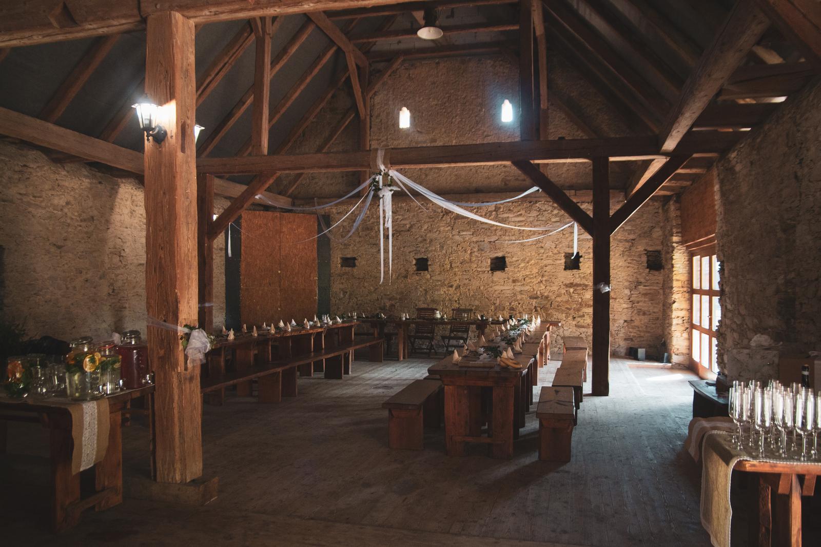 Svatba ve Škvorci - Škvorecký dvůr - stodola uvnitř (před akcí:))