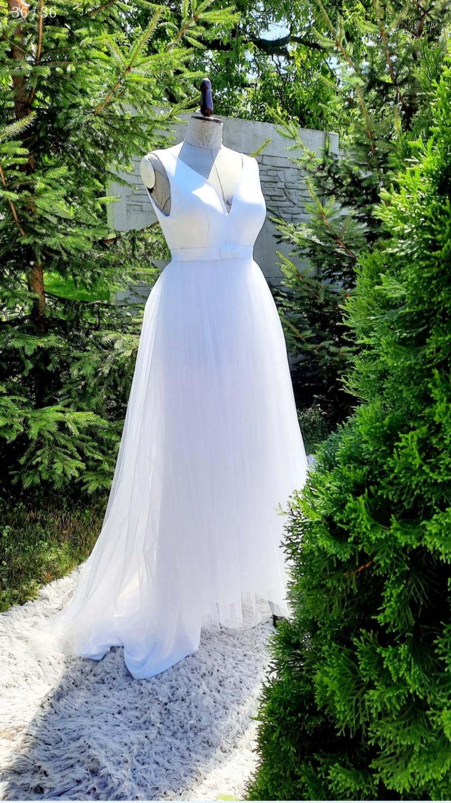 Bílé šaty s vlečkou - Obrázek č. 1