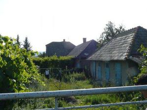 pohľad zhora zo záhrady.. z hosp. budovy (hneď vpravo) bude altánok s krbom