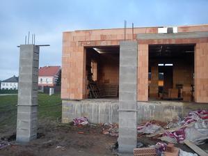 sloupky u budoucí terasy