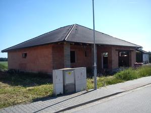 střecha hotová a zítra přivezou okna, jupíí